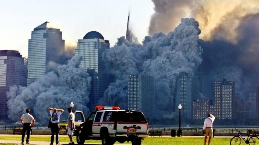 Colapso da primeira das Torres Gêmeas visto de longe, em 11 de setembro de 2001; atentado completa 20 anos - Reuters