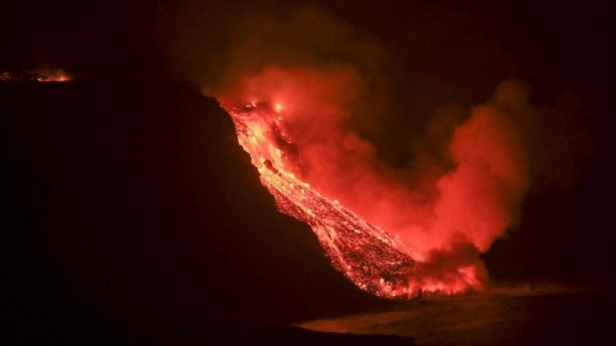 Lava do vulcão de La Palma chega ao oceano Atlântico - EPA