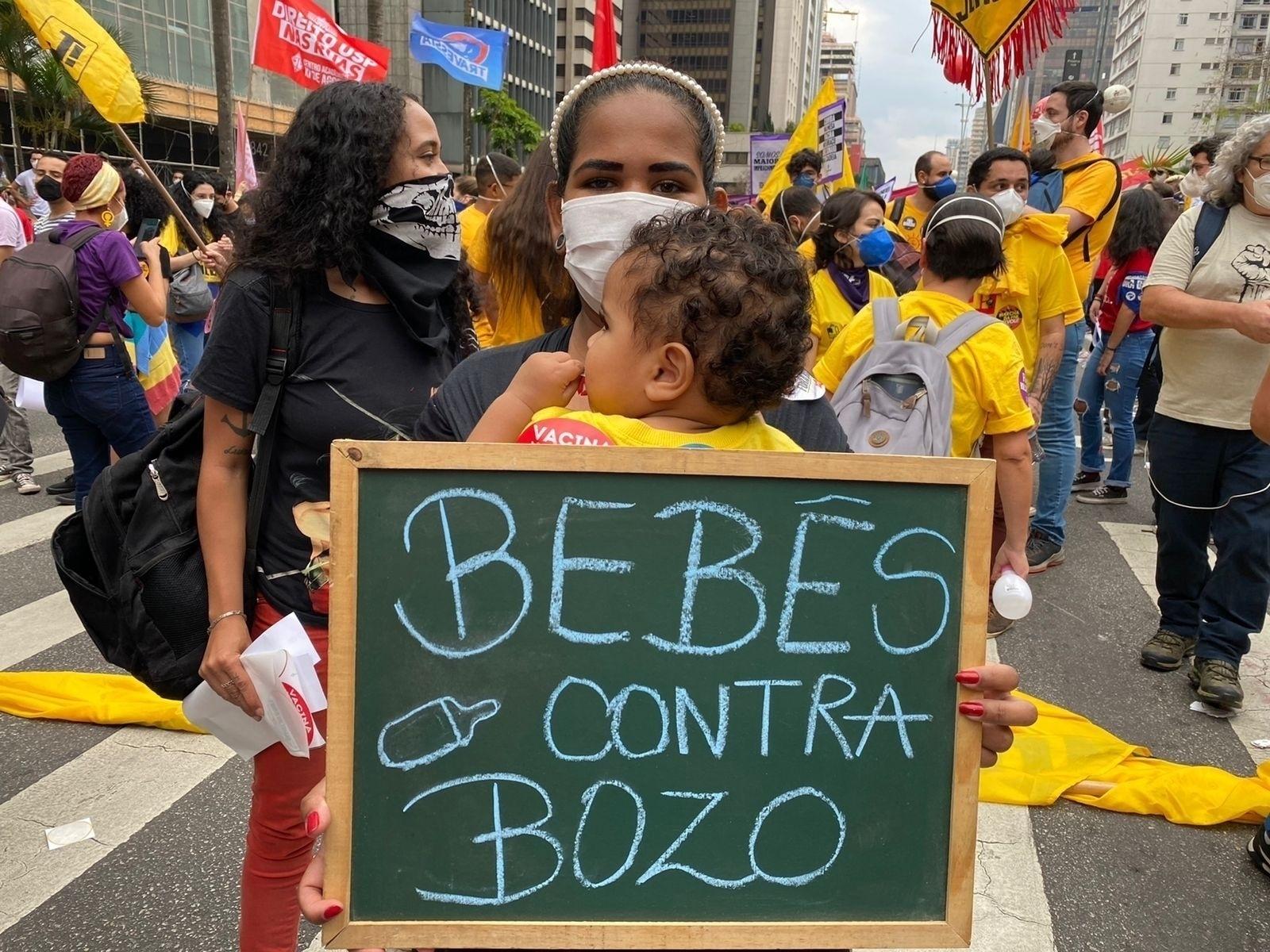 Mulher carrega criança em ato contra o presidente Jair Bolsonaro, na avenida Paulista, em São Paulo - Herculano Barreto Filho/UOL