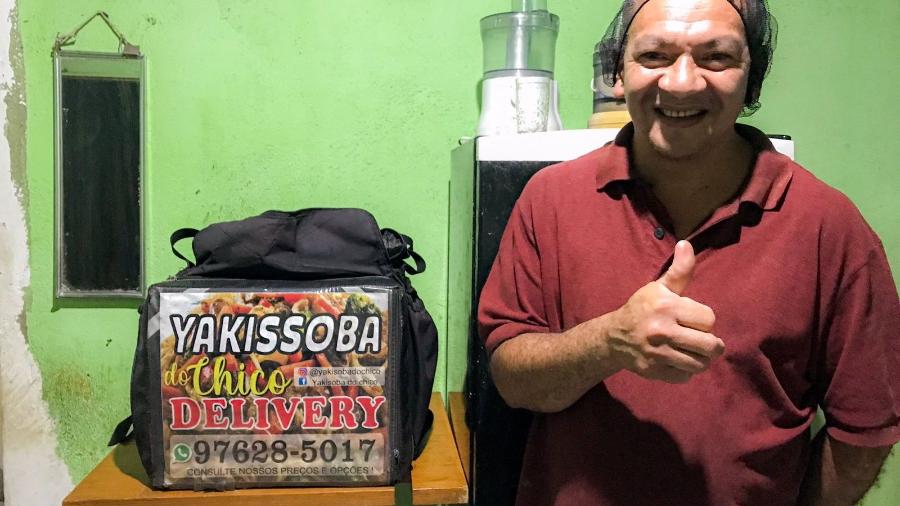 Francisco Rodrigues transformou a laje de sua casa na cozinha do seu delivery de yakissoba - Flávia Santos
