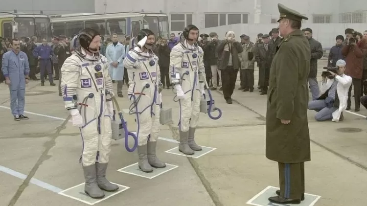 Bill Shepherd, Yuri Gidzenko e Sergei Krikalev foram primeira tripulação da ISS - Getty Images - Getty Images