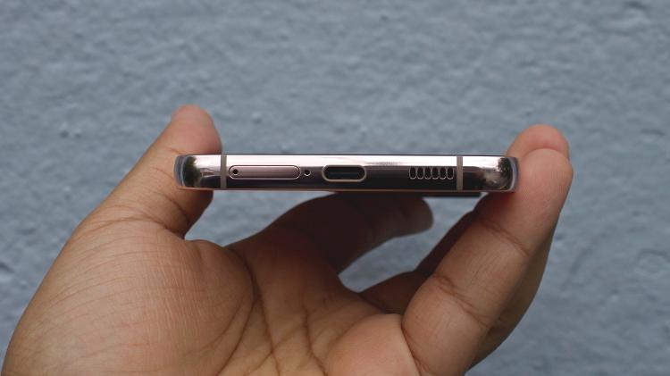 Galaxy S22 Plus USB-C input;  phone does not have a conventional headphone jack - Guilherme Tagiaroli/Tilt - Guilherme Tagiaroli/Tilt