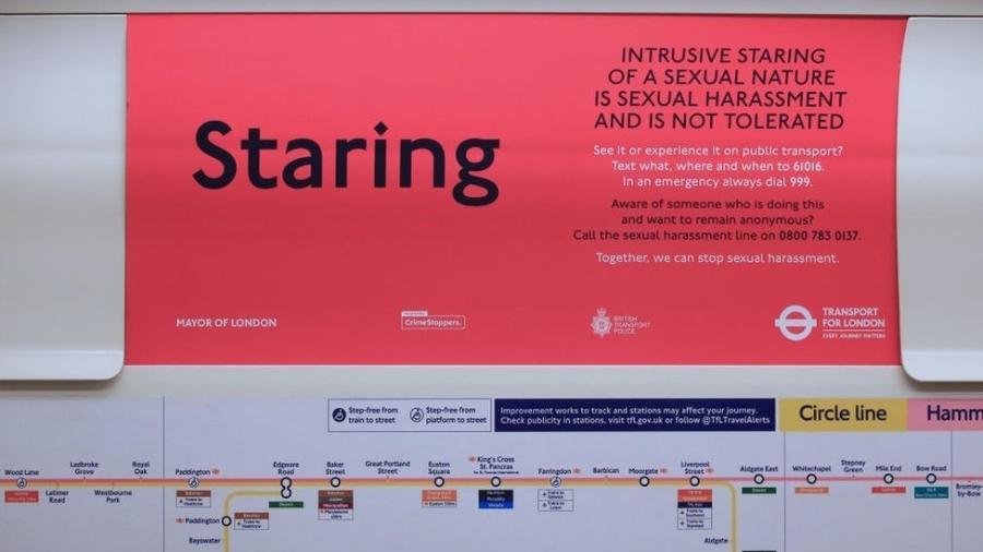 "Olhar fixamente de maneira invasiva e sexual é assédio sexual e não é tolerável", diz o cartaz no metrô de Londres - GETTY IMAGES