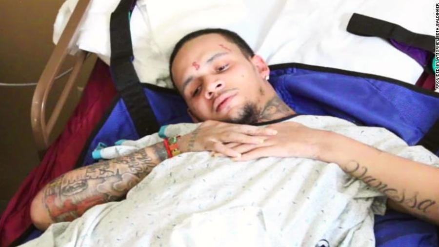 Xavier Ingram, hoje com 29 anos, ficou parapléigico após ser abordado por três policiais em 2014 - Divulgação