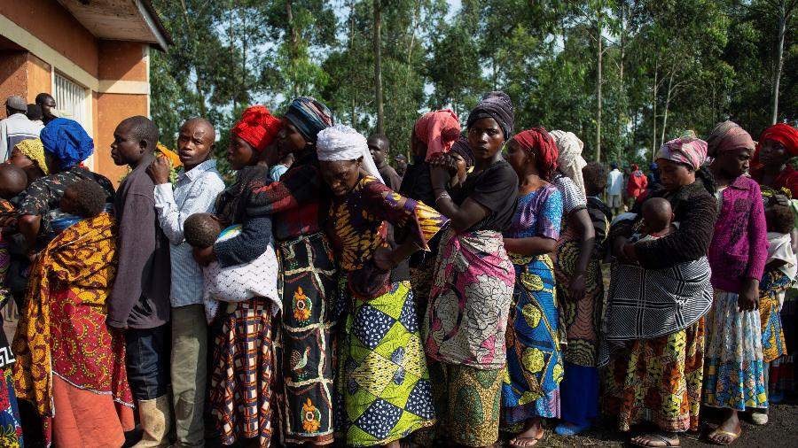 27.mai.2022 - Famílias deslocadas fazem fila para receber auxílio em Goma, na República Democrática do Congo - Arlette Bashizi/Reuters