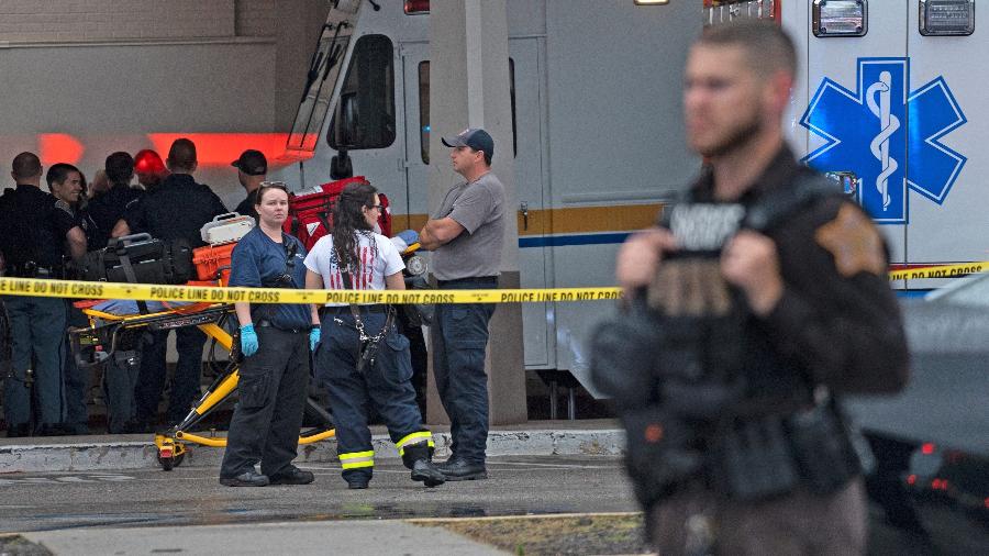 17.jul.22 - Equipes de emergência do lado de fora de shopping em Greenwood, Indiana, onde ocorreu um tiroteio - Kelly Wilkinson/USA Today Network via REUTERS 