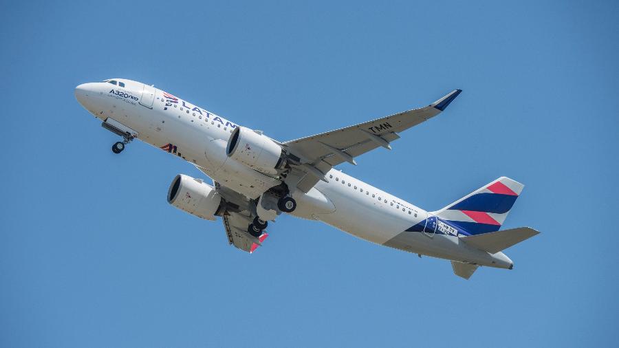 Avião Airbus A320neo, da LATAM, que conta com DPO ("otimização de perfil de descida") para diminuir pegada de carbono - Pigeyre Pascal - MasterFilms/Airbus