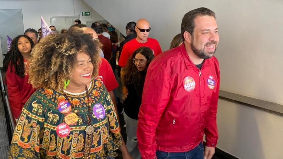 Guilherme Boulos (PSOL) chega para votar em seção eleitoral - Herculano Barreto Filho/UOL