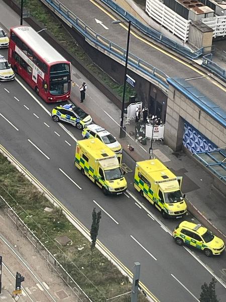 Menina é esfaqueada em ônibus em Londres