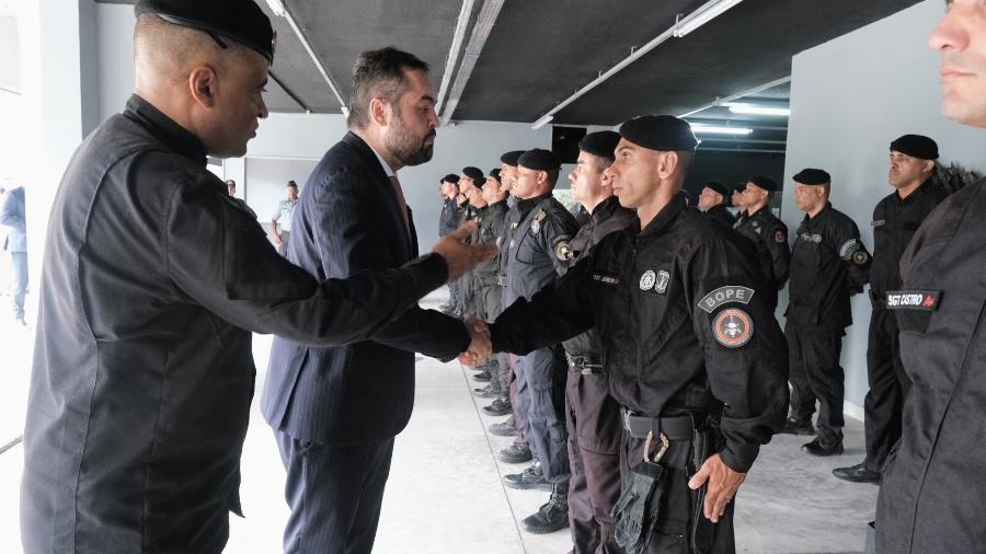 Castro condecora policiais que atuaram na ação na sede do Bope