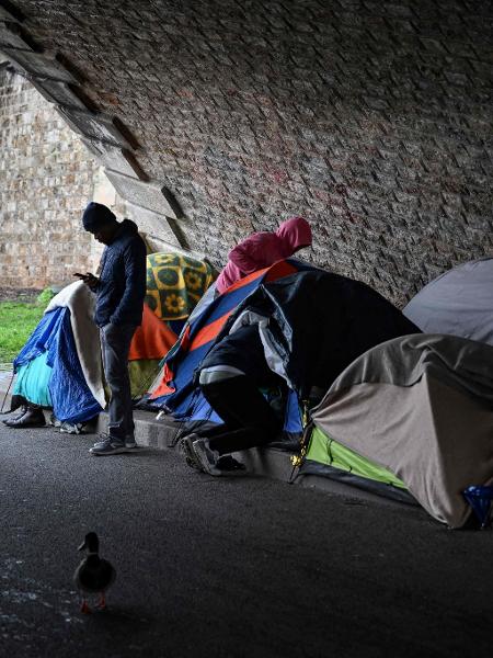 Cabanas de sem-teto em Paris, embaixo da ponte Sully