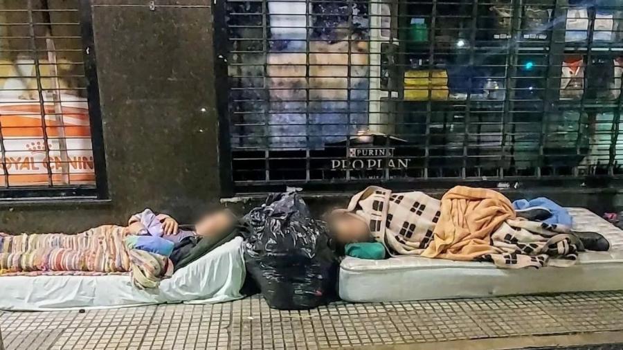 Pessoas em situação de rua durante noite fria em Buenos Aires