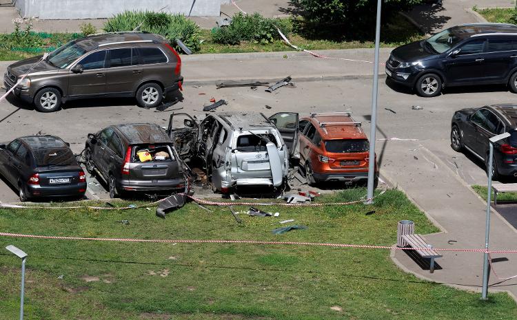 Carros danificados, incluindo um Toyota Land Cruiser, após uma explosão causada pela detonação de um dispositivo não identificado no pátio de um edifício residencial em Moscou, Rússia