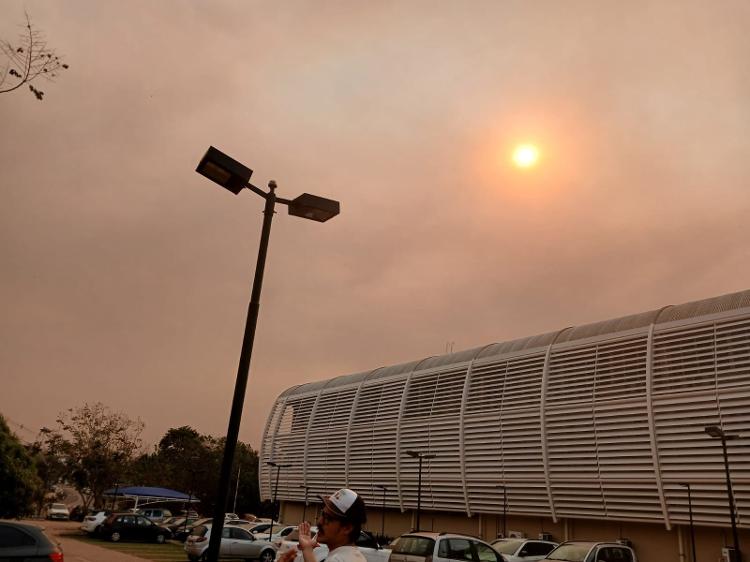 Foto mostra o Instituto de Geociências da Unicamp, em Campinas, com o céu laranja pela fumaça, no sábado (23)