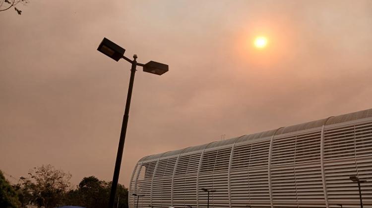 23.ago.2024 - Foto mostra o Instituto de Geociências da Unicamp, em Campinas, com o céu laranja pela fumaça