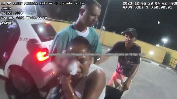 Nas imagens, Daiane entra no carro da polícia e é socorrida pelos médicos