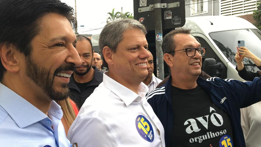 Tarcísio de Freitas ao lado de Ricardo Nunes indo votar - Saulo Pereira Guimarães/UOL