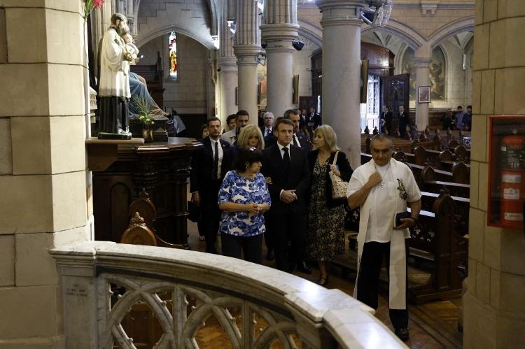 Presidente francês Emmanuel Macron e sua esposa, Brigitte Macron, participam de uma cerimônia em homenagem às vítimas da ditadura argentina na Igreja de Santa Cruz, em Buenos Aires