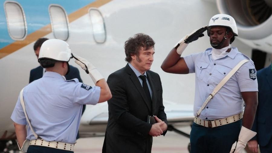 O presidente da Argentina, Javier Milei, chega à Base Aérea do Galeão para a Cúpula do G20 