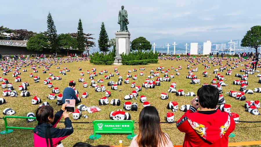 Em Hong Kong, na China, 2500 esculturas de pandas usando chapéu do Papai Noel estão em exposição no Sun Yat Sen Memorial Park para celebrar o Natal. - China News Service/China News Service via Getty Ima