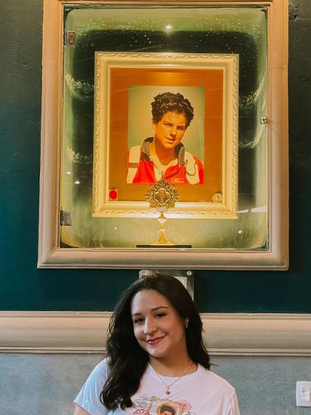 Giovanna de Souza, 19, ao lado de uma relíquia de Carlo Acutis, na primeira paróquia universitária do mundo dedicada ao beato Giovanna de Souza, 19, ao lado de uma relíquia de Carlo Acutis, na primeira paróquia universitária do mundo dedicada ao beato