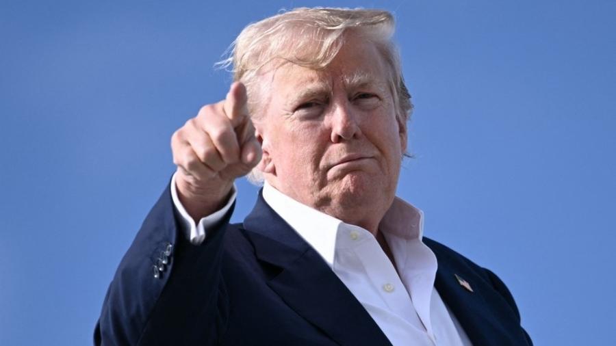 Presidente Donald Trump pouco antes de embarcar no avião oficial Air Force One em 30 de julho de 2025 Presidente Donald Trump pouco antes de embarcar no avião oficial Air Force One em 30 de julho de 2025