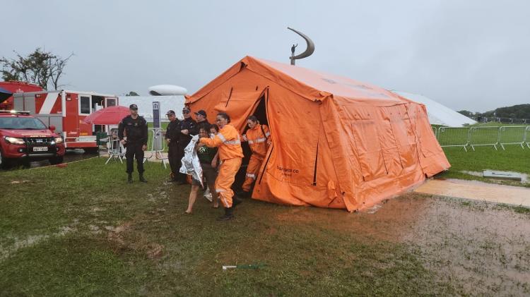 Tenda montada no Memorial JK para atender feridos em ato de Nikolas