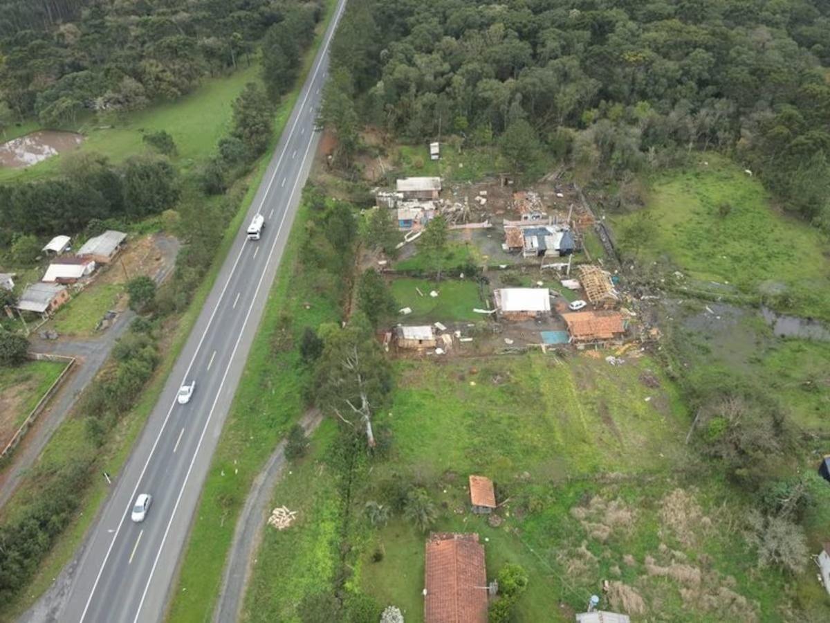 Imagens mostram que as estruturas foram severamente atingidas em apenas um lado da rodovia, em Três Barras (SC) - undefined