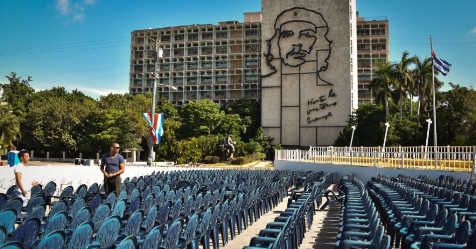 18.set.2015 - Cadeiras são colocadas na praça da Revolução, onde o papa Francisco celebrará uma missa, em Havana, Cuba. O papa Francisco começará no próximo sábado (19) sua 10ª viagem internacional, um périplo que o levará a Cuba e aos Estados Unidos durante nove dias, nos quais fará 26 discursos