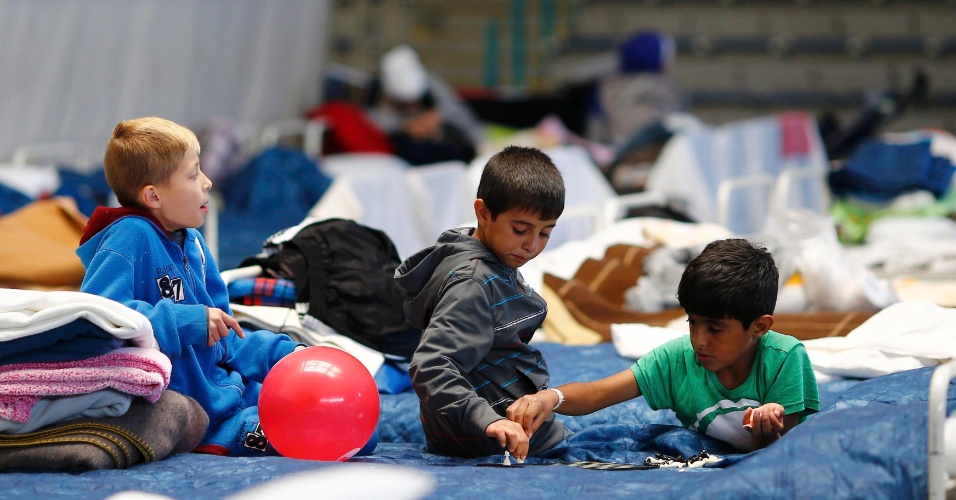 29.set.2015 - Crianças imigrantes jogam em abrigo temporário dentro de estádio esportivo em Hanau, Alemanha, país com maior população muçulmana da Europa