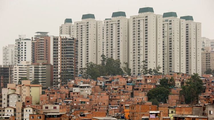 18.set.2014 - Vista da favela do Paraisópolis contrastando com edificios luxuosos ao fundo no bairro do Morumbi, em São Paulo