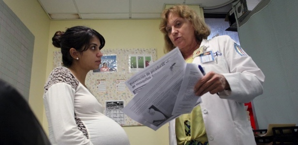 Nancy Trinidad, que está com 32 semanas de gestação, escuta orientações de uma médica sobre como prevenir zika, dengue, chikungunya em um hospital público em San Juan, Porto Rico - Alvin Baez/Reuters