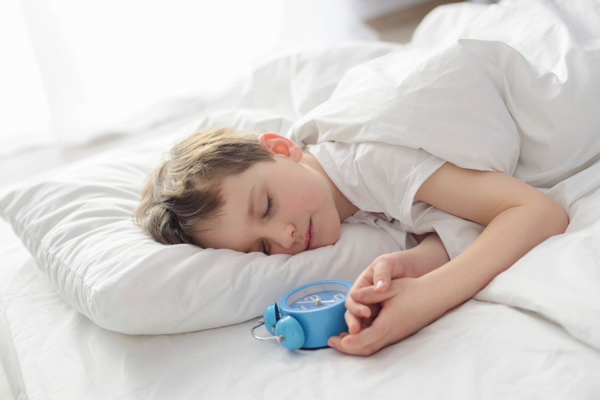 16.fev.2016 - Garoto dormindo. Travesseiro. Despertador. Acordar. Dormir - Daniel Jedzura/GettyImages