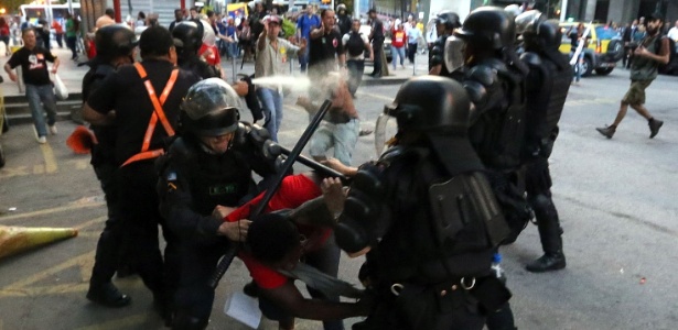 Policiais militares e manifestantes entram em confronto durante protesto dos profissionais da Educação, no centro do Rio do Janeiro - Fábio Motta/Estadão Conteúdo