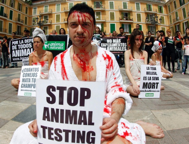 Ativistas protestam contra o uso de animais para testes em Palma de Mallorca, na Espanha - Enrique Calvo/Reuters
