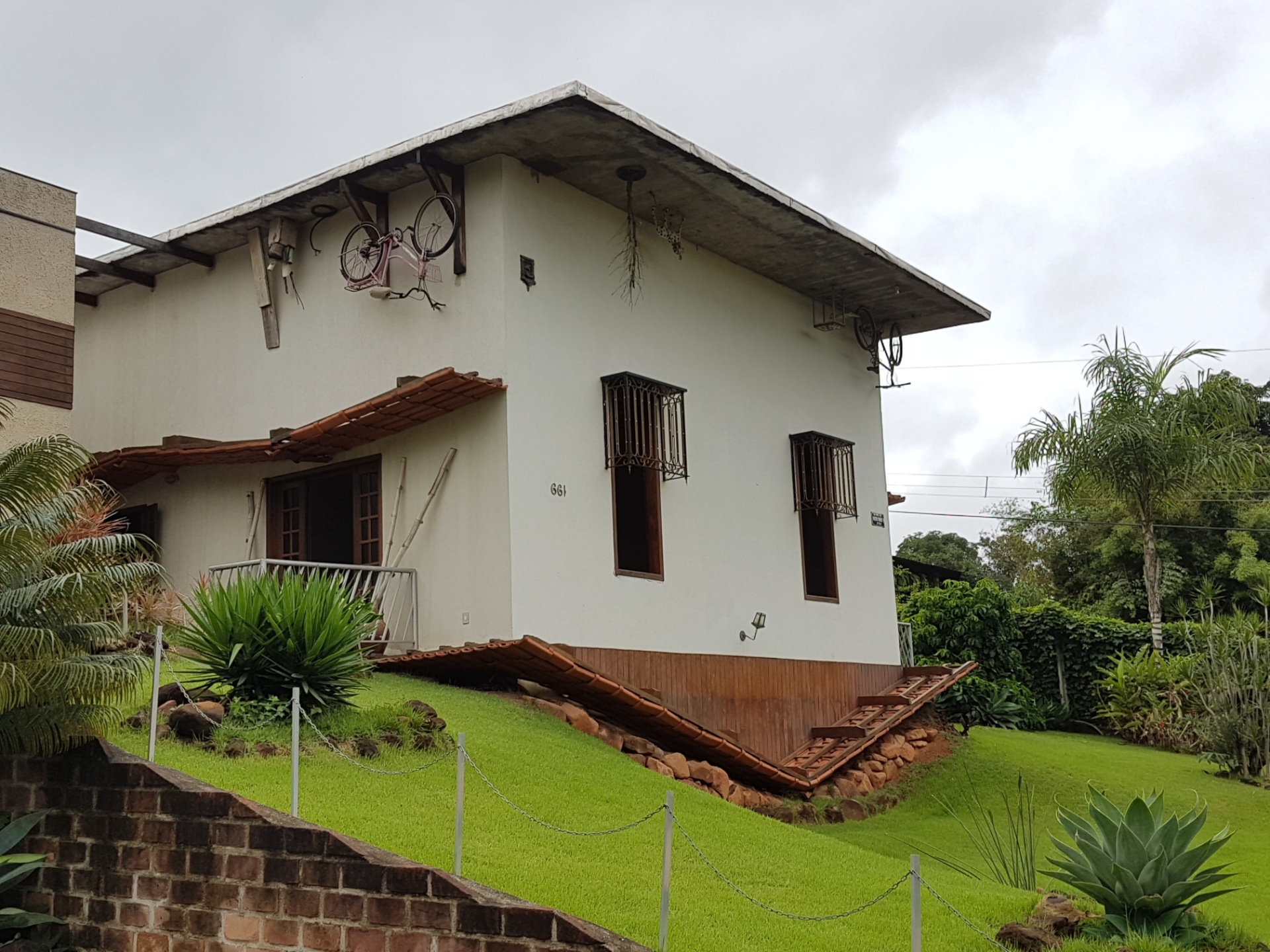 Fotos: Casa 'invertida' é atração em Minas Gerais - 31/12/2016 - UOL ...