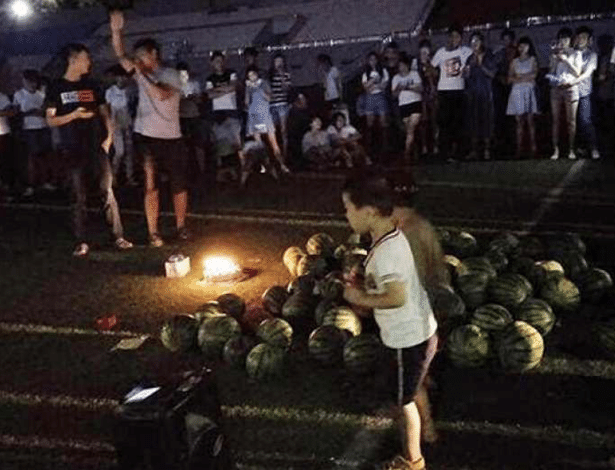 Estudante chama pela ex-namorada com um "mimo" de 99 melancias em estádio em universidade chinesa - Sohu.com