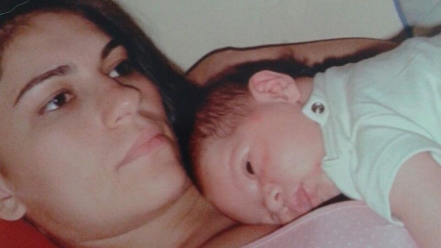 Eliza Samudio com o filho no colo logo após o nascimento da criança - Arquivo pessoal