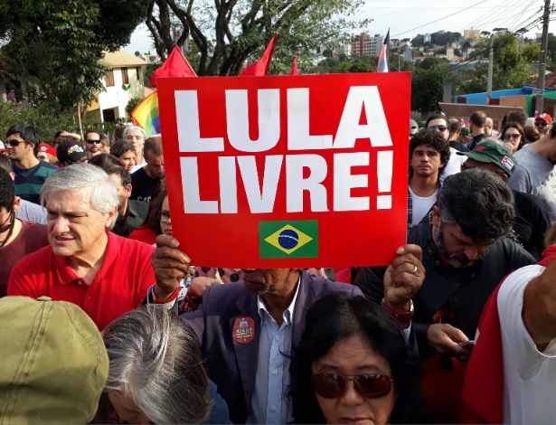 Militantes mobilizados no domingo (8), no aguardo da soltura de Lula, que não ocorreu