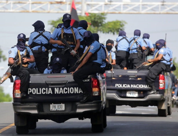 Polícia nacional chega à cidade de Masaya para acompanhar o presidente Daniel Ortega - AFP Photo