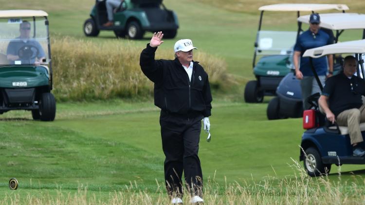 Donald Trump em partida de golfe em seu empreendimento de luxo na cidade de Glasgow, na Escócia, em 2018