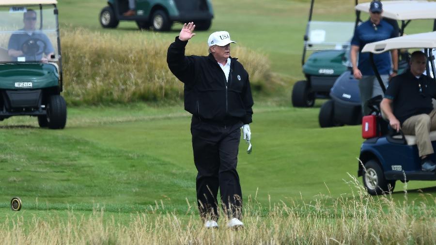 Donald Trump joga golfe em um resort de luxo de sua rede de hotéis em Glasgow, na Escócia - Andy Buchanan/AFP Photo