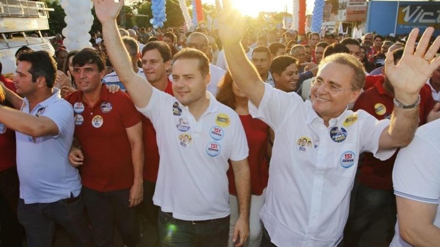 25.ago.2018 - O governador de Alagoas, Renan Filho, faz campanha ao lado do pai, o senador Renan Calheiros, ambos do MDB - Divulgação/Facebook Renan Filho