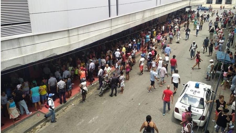 Fila para entrar em supermercado dá a volta no quarteirão na capital cubana - @Lennierlopez