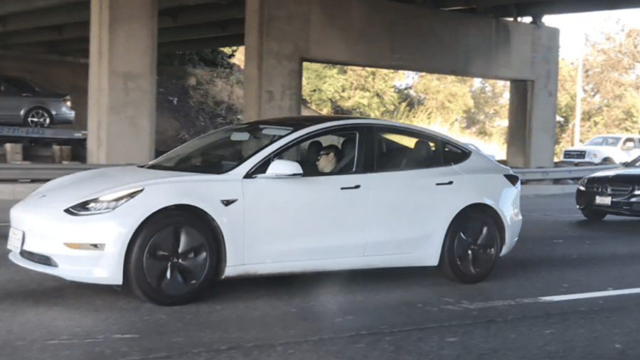 Tesla frente a frente com um carro da polícia. Uma corrida