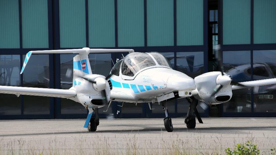 A aeronave Diamond DA42 foi modificada para voar e pousar sem ajuda de piloto ou sinais externos - Andreas Dekiert/TUM/Divulgação