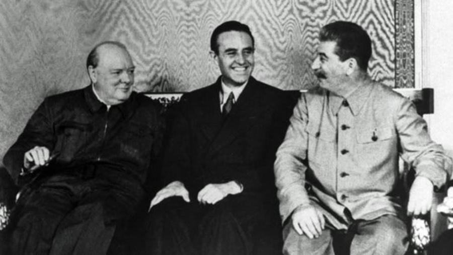 O embaixador americano Averell Harriman, entre Winston Churchill e Joseph Stalin, no Kremlin - Getty Images