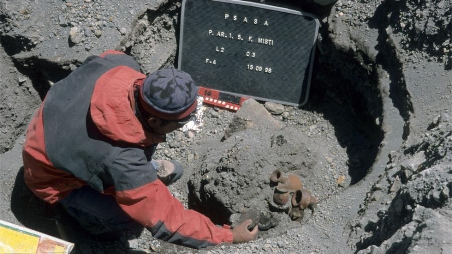 A abertura de uma das tumbas incas no topo do Misti, em 15 de setembro de 1998 - Johan Reinhard / Museo Santuarios Andinos
