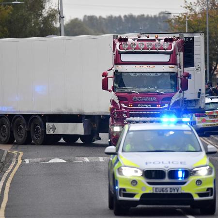 23.out.2019 - Policiais retiram caminhão onde foram encontrados 39 corpos no Reino Unido - Ben Stansall/AFP