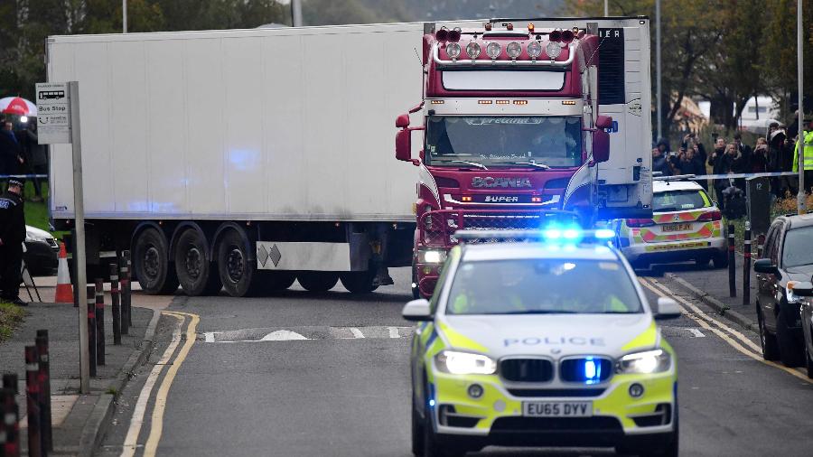 23.out.2019 - Policiais retiram caminhão onde foram encontrados 39 corpos no Reino Unido - Ben Stansall/AFP